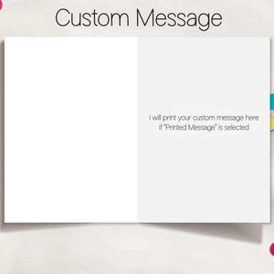 Pode incluir: Um cart&atilde;o branco com a mensagem "Custom Message" no topo. O interior do cart&atilde;o est&aacute; em branco, com o texto "I will print your custom message here if 'Printed Message' is selected". Pontos de confete coloridos est&atilde;o espalhados ao redor do cart&atilde;o.