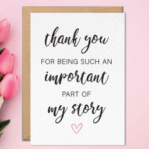 Op de afbeelding: Een bedankkaart met de tekst "thank you for being such an important part of my story" in zwart script. Onderaan staat een klein roze hartje. Roze en witte tulpen omringen de kaart.