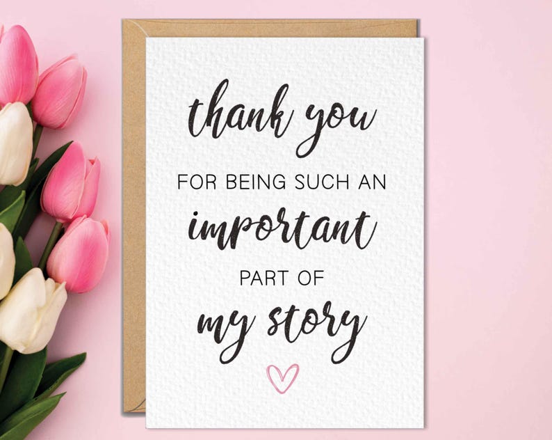 Op de afbeelding: Een bedankkaart met de tekst "thank you for being such an important part of my story" in zwart script. Onderaan staat een klein roze hartje. Roze en witte tulpen omringen de kaart.