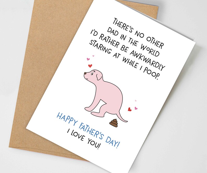 Pode incluir: Um cart&atilde;o de Dia dos Pais com uma ilustra&ccedil;&atilde;o de um cachorro rosa fazendo coc&ocirc;. O cart&atilde;o diz: "THERE'S NO OTHER DAD IN THE WORLD I'D RATHER BE AWKWARDLY STARING AT WHILE I POOP." e "HAPPY FATHER'S DAY! I LOVE YOU!" O cart&atilde;o est&aacute; em um envelope marrom.