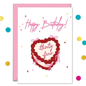 Puede incluir: Una tarjeta de felicitación blanca con borde rosa que presenta el texto Happy Birthday en letra cursiva rosa. Debajo, una ilustración de un pastel en forma de corazón con glaseado rojo oscuro, lazos rosas y el texto thirty fine en rosa.