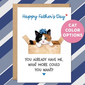 Può includere: Un biglietto d'auguri bianco con una scatola di cartone contenente un gattino tricolore con un fiocco blu. Il testo recita Happy Father's Day e You already have me, what more could you want? Un cerchio rosa indica Cat Color Options.