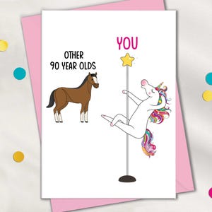 Divertenti biglietti di auguri per il 90° compleanno della nonna, biglietto di auguri per il 90° compleanno di unicorno con pole dance per mamma, zia, nonna, sorella, tu contro l'altro 90enne.