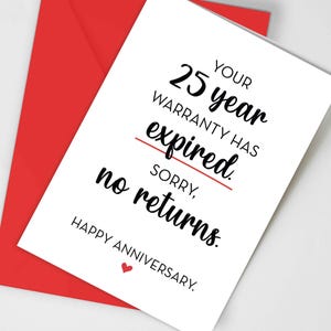 Peut inclure: Carte de v&oelig;ux blanche avec une enveloppe rouge. Le texte sur la carte dit : &laquo;&nbsp;VOTRE garantie de 25 ans a expir&eacute;. D&Eacute;SOL&Eacute;, pas de retour. JOYEUX ANNIVERSAIRE.&nbsp;&raquo; en &eacute;criture noire, avec un c&oelig;ur rouge.