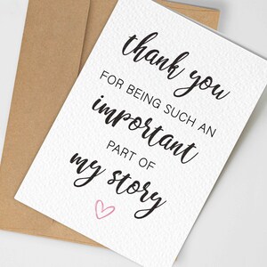 Op de afbeelding: Een witte kaart met de tekst "thank you for being such an important part of my story" in zwart schrift. Onderaan staat een klein roze hartje. De kaart zit in een bruine envelop.