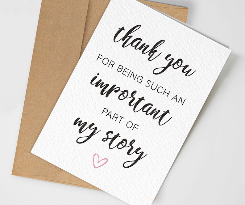 Op de afbeelding: Een witte kaart met de tekst "thank you for being such an important part of my story" in zwart schrift. Onderaan staat een klein roze hartje. De kaart zit in een bruine envelop.