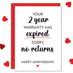 Può includere: Un biglietto di auguri bianco con bordo rosso e la scritta "YOUR 2 year WARRANTY HAS expired. SORRY, no returns. HAPPY ANNIVERSARY." Cuori rossi sono sparsi intorno al biglietto.