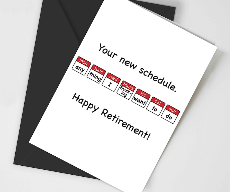 Puede incluir: Una tarjeta de felicitaci&oacute;n blanca con un sobre negro. La tarjeta dice "Tu nuevo horario. &iexcl;Feliz jubilaci&oacute;n!" con un dise&ntilde;o de calendario humor&iacute;stico: "Lun: cualquiera, Mar: cosa, Mi&eacute;: yo, Jue: freaky, Vie: quiero, S&aacute;b: hacer, Dom: hacer."