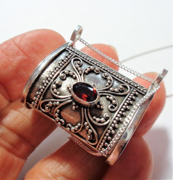 Pill locket outlet