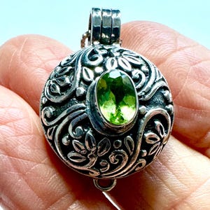Medallón vintage de peridoto en plata de ley de Bali: pastillero secreto, aromaterapia - Cadena de 45 cm
