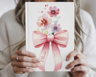 Cuaderno personalizado de tapa dura: diseño Coquette Bow & Wildflower.