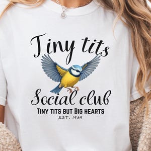 Camiseta Tiny Tits Social Club, Camiseta divertida con juego de palabras sobre pájaros, Camiseta linda de herrerillo azul, Regalo para amantes de las aves, Camiseta con juego de palabras ingenioso, Camiseta de animales con memes