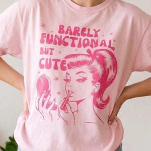 Kaum funktionales, aber süßes Shirt, heißes Mess Girl T-Shirt, chaotische süßes Shirt, lustiges, realisierbares Mädchen-Grafik-T-Shirt, Retro Hausfrau Rundhalsausschnitt