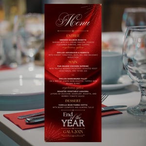 Puede incluir: Una tarjeta de menú roja con texto blanco, que presenta una lista de platos para un evento de gala. El menú incluye opciones de entrantes, plato principal y postre. La tarjeta tiene un diseño decorativo con las palabras "End of the Year" y "Gala 202X".