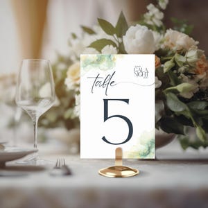 Números de mesa de evento de empresa de noite de gala verde empoeirado e dourado moderno e minimalista, cartões de mesa de aniversário de negócios elegantes, modelo editável