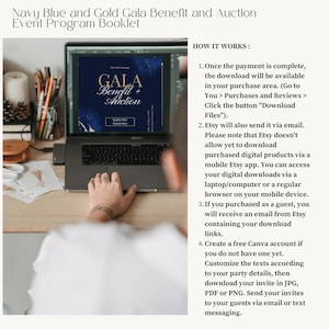 以下が含まれることがあります： ネイビーブルーとゴールドのGala Benefit and Auctionイベントプログラムブックレットが表示されたラップトップ。画面には「GALA Benefit + Auction」の文字が入ったデザインが表示されています。デジタル製品のダウンロード方法の説明が右側にあります。