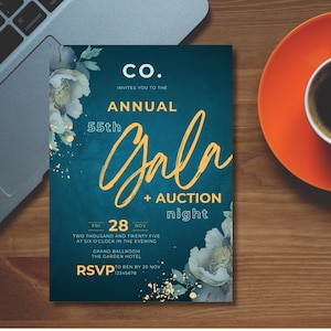 以下が含まれることがあります： ターコイズブルーの背景に、花柄のアクセントと「Gala + Auction night」のゴールドの文字が特徴的なイベント招待状。 招待状には日付、時間、RSVP情報が含まれています。 背景にはラップトップとコーヒーカップがあります。
