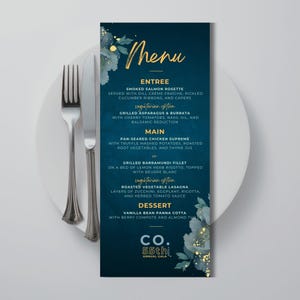 Modelo de cartão de menu para eventos corporativos com flores azul-petróleo, roxas e douradas, menu de aniversário empresarial para noite de gala, modelo de cartão de lugar para menu de eventos corporativos