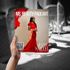 Könnte beinhalten: Ein Flyer für einen Ms. Beauty Pageant mit einer Person in einem roten Kleid und einer Schärpe. Der Text lautet Ms. Beauty Pageant, Date, Time, Anywhere City, Jane Smith, Miss Beauty Pageant 202X sowie ein QR-Code. Rote Stoffakzente.