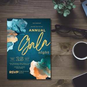 Könnte beinhalten: Einladung zu einer jährlichen Gala-Nacht auf einem abstrakten Kunstwerk in Teal und Gold, am Freitag, den 25. Oktober. Die Einladung enthält den Text "The Company invites you to the Annual Gala night" und RSVP-Informationen.