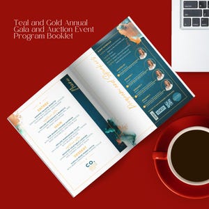 Può includere: Libretto del programma dell'evento annuale verde acqua e oro, con menu e dettagli dei relatori. Il libretto è aperto, mostrando il menu a sinistra e le informazioni sui relatori a destra. Una tazza di caffè su un piattino rosso.