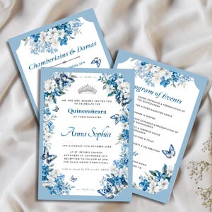 Peut inclure: Cartes d'invitation Quinceañera bleu clair avec des motifs floraux et papillons. L'invitation principale présente le texte "Anna Sophia" et les détails de l'événement. D'autres cartes incluent les détails de l'événement et les noms.