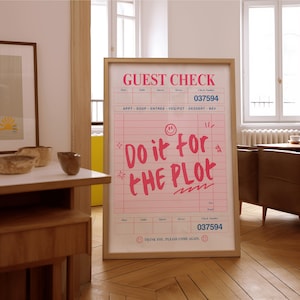 Puede incluir: Un cheque de restaurante rosa y blanco con el texto "Do it for the plot" escrito en rosa. El número de cheque es 037594.