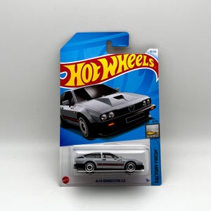Coche de juguete Alfa Romeo GTV6 3.0 gris coleccionable de Hot Wheels: modelo de exhibición de escritorio a escala 1:64 recién salido de fábrica de HW