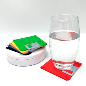 Retro diskettunderlägg: 3D-tryckt nördig skrivbordsdekor