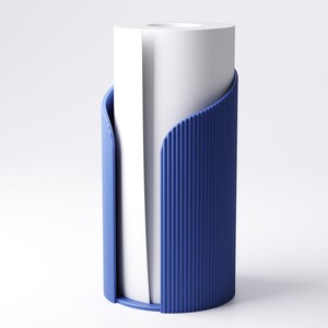 K&ouml;nnte beinhalten: Ein moderner, zylindrischer Papierhandtuchhalter. Der Halter hat eine wei&szlig;e Papierhandtuchrolle, die in einer leuchtend blauen, geriffelten Kunststoffh&uuml;lle eingeschlossen ist. Das Design ist minimalistisch und funktional.