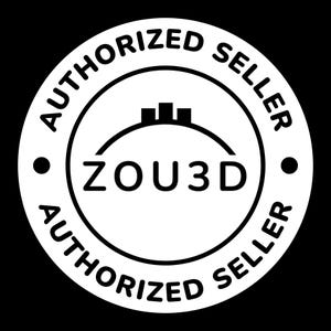 Op de afbeelding: Een zwart-wit cirkelvormig logo met de tekst "AUTHORIZED SELLER" rond de buitenrand. Het midden toont de tekst "ZOU3D" onder een gebogen lijn en drie verticale rechthoeken.