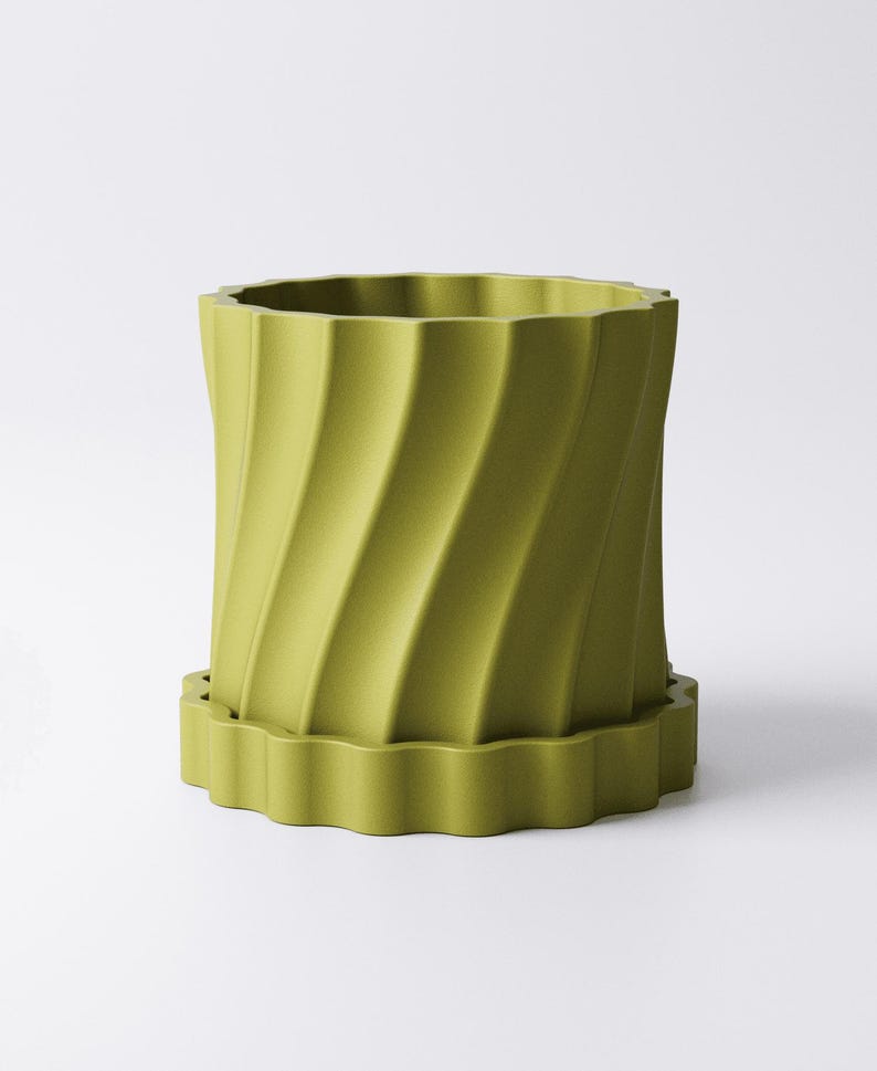 Może przedstawiać: Chartreuse donica o kształcie walca z falistym, spiralnym wzorem. Donica posiada pasujący, karbowany spodek. Donica ma około 18 cm wysokości i 15 cm średnicy, nadaje się do użytku wewnątrz i na zewnątrz.