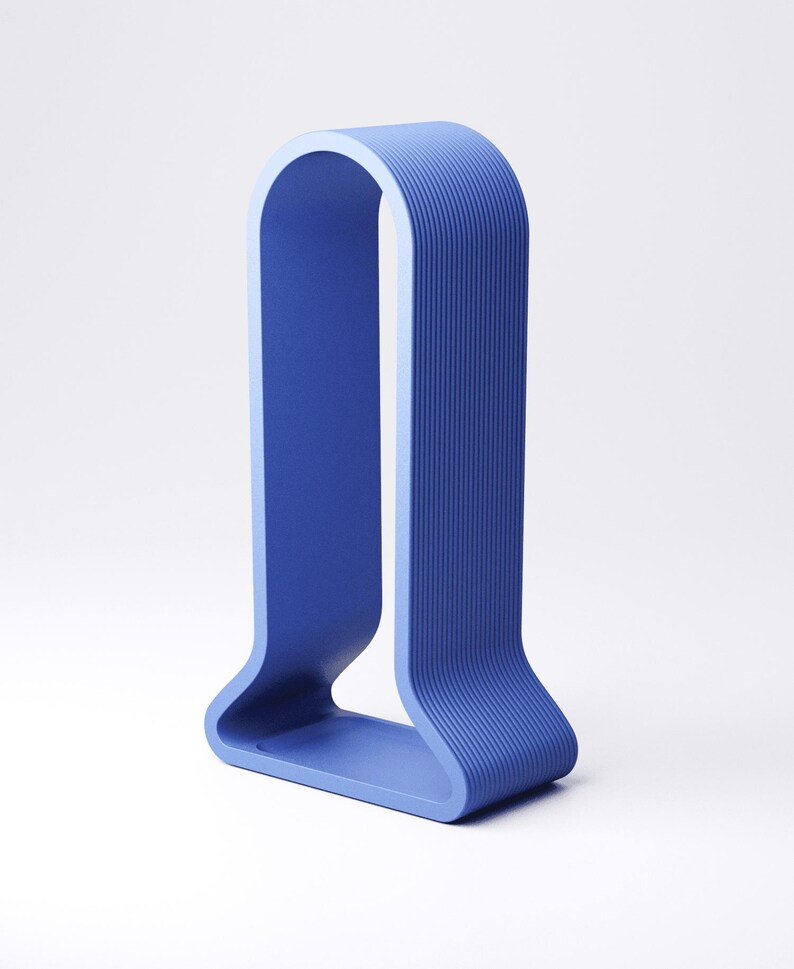 Peut inclure: Un objet bleu en forme de U, moderne, avec un ext&eacute;rieur textur&eacute; et nervur&eacute;. Le design pr&eacute;sente un sommet arrondi et une base plate. L'objet est de couleur unie et semble &ecirc;tre fait d'un seul mat&eacute;riau.