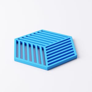 Pu&ograve; includere: Un oggetto geometrico blu con una serie di linee parallele che formano una forma a cubo. L'oggetto ha un esterno blu chiaro e un interno blu pi&ugrave; scuro, creando un contrasto. Il design &egrave; moderno e astratto.