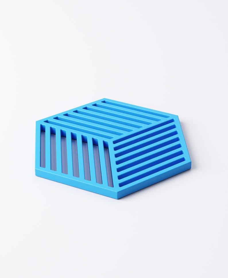 Pu&ograve; includere: Un oggetto geometrico blu con una serie di linee parallele che formano una forma a cubo. L'oggetto ha un esterno blu chiaro e un interno blu pi&ugrave; scuro, creando un contrasto. Il design &egrave; moderno e astratto.