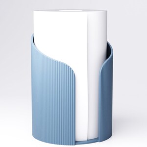 K&ouml;nnte beinhalten: Ein hellblaues, zylindrisches Papiertuchhalter mit vertikalen Rippendetails. Der Halter hat eine geschwungene &Ouml;ffnung und h&auml;lt eine Rolle wei&szlig;er Papiert&uuml;cher. Das Design ist modern und minimalistisch.