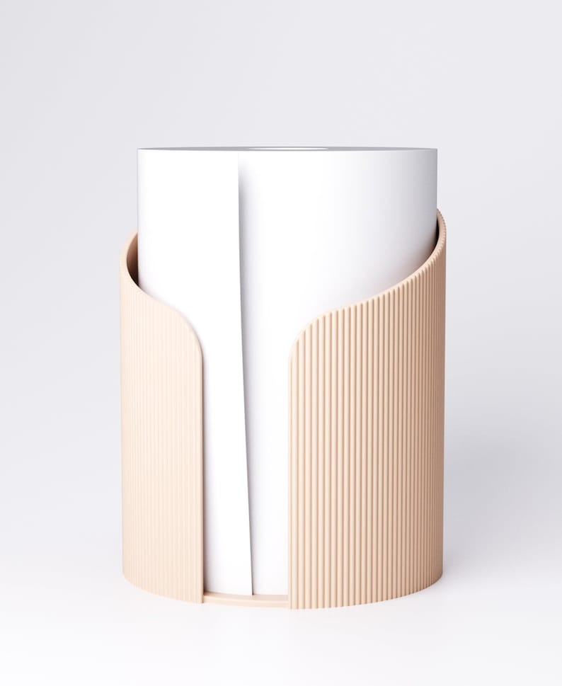 K&ouml;nnte beinhalten: Ein moderner, zylindrischer Papierhandtuchhalter. Der Halter ist hellbeige mit vertikalen Rippendetails an der Au&szlig;enseite. Das Design hat eine geschwungene Form, die sich teilweise um eine Rolle wei&szlig;er Papierhandt&uuml;cher legt.