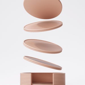 Peut inclure: Une bo&icirc;te de rangement rose p&acirc;le avec un couvercle, pr&eacute;sent&eacute;e en l&eacute;vitation. La bo&icirc;te a une forme rectangulaire arrondie avec des rainures horizontales. Le couvercle est circulaire. L'ensemble semble &ecirc;tre fait d'un mat&eacute;riau solide.