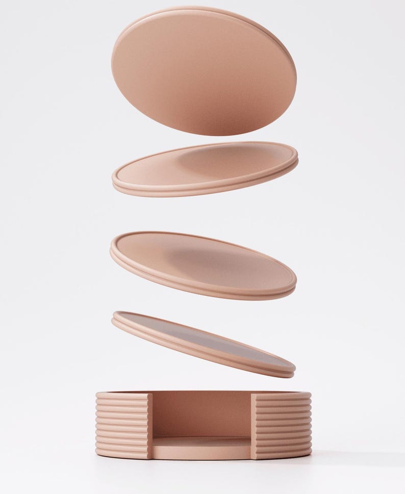 Peut inclure: Une bo&icirc;te de rangement rose p&acirc;le avec un couvercle, pr&eacute;sent&eacute;e en l&eacute;vitation. La bo&icirc;te a une forme rectangulaire arrondie avec des rainures horizontales. Le couvercle est circulaire. L'ensemble semble &ecirc;tre fait d'un mat&eacute;riau solide.