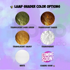 K&ouml;nnte beinhalten: Bild mit Lampenschirm-Farboptionen. Die Optionen umfassen transluzentes Dunkelgr&uuml;n, Bernstein, Rauchig, Transparent, Wei&szlig; und die Option "Coming Soon!". Der Text "LAMP SHADER COLOR OPTIONS" steht oben.