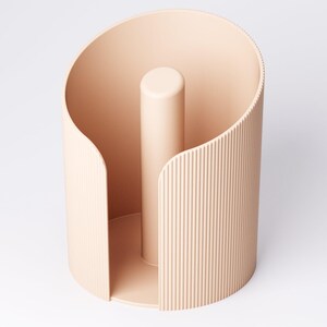 K&ouml;nnte beinhalten: Ein pfirsichfarbener, zylindrischer Papierhandtuchhalter. Der Halter hat einen vertikalen Mittelpfosten und eine gebogene, geriffelte Au&szlig;enseite. Das Design ist minimalistisch und modern, geeignet f&uuml;r K&uuml;che oder Bad.