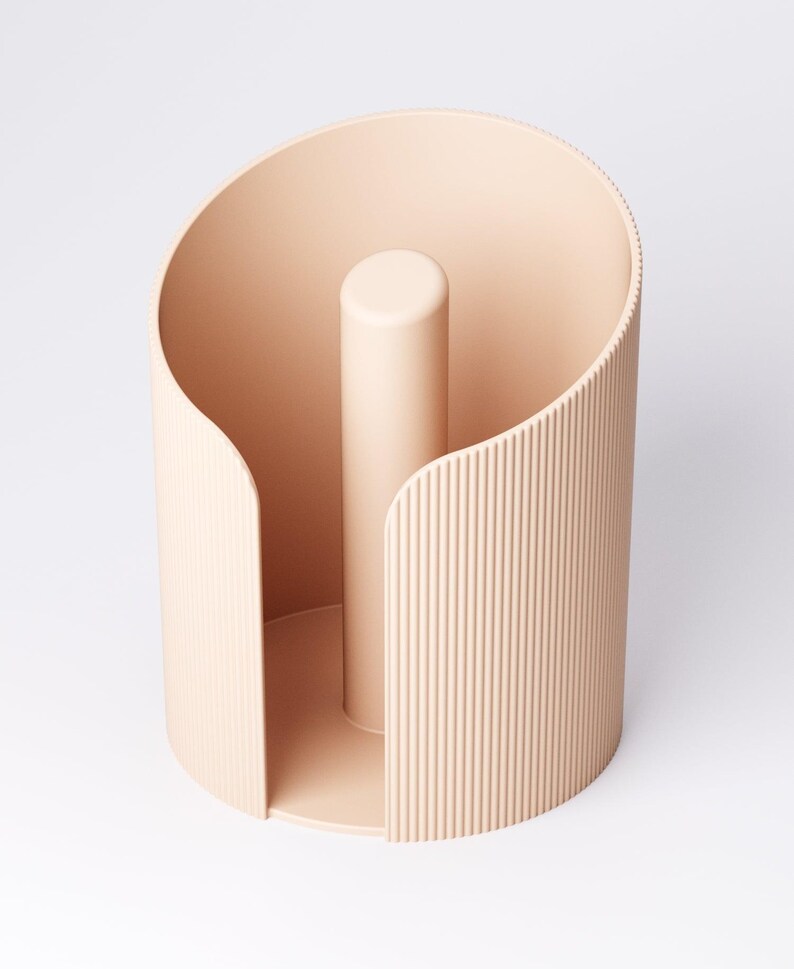 K&ouml;nnte beinhalten: Ein pfirsichfarbener, zylindrischer Papierhandtuchhalter. Der Halter hat einen vertikalen Mittelpfosten und eine gebogene, geriffelte Au&szlig;enseite. Das Design ist minimalistisch und modern, geeignet f&uuml;r K&uuml;che oder Bad.