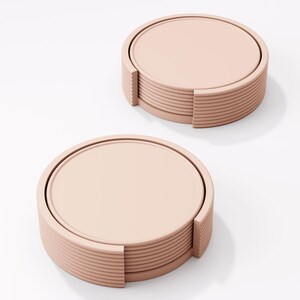 Peut inclure: Deux ensembles de dessous de verre ronds de couleur blush. Chaque ensemble comprend une pile de dessous de verre avec un dessus circulaire et un bord rainur&eacute;. Les dessous de verre sont con&ccedil;us pour contenir des verres et prot&eacute;ger les surfaces des traces d'eau.