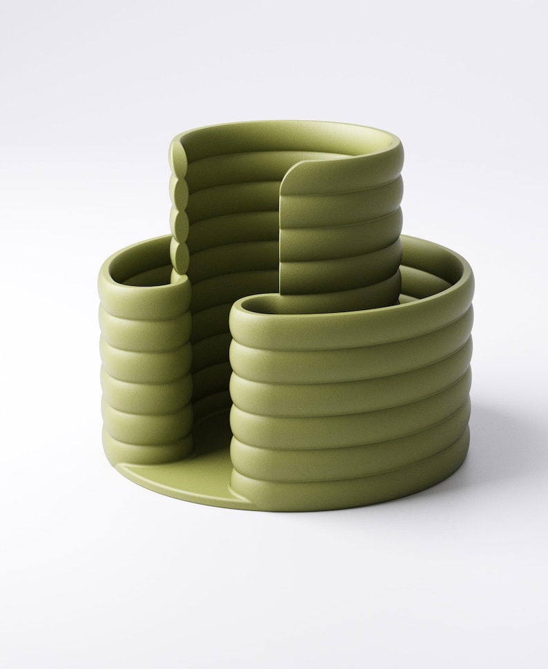 Może przedstawiać: Nowoczesny, oliwkowozielony ceramiczny wazon o unikalnym, warstwowym designie. Wazon posiada okrągłą podstawę i trzy zakrzywione sekcje, każda z poziomymi żebrami. Abstrakcyjna, rzeźbiarska forma nadaje się do dekoracji wnętrz.