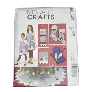 Peut inclure: Un patron de couture pour un couvre-pied de sapin de Noël sur le thème du pingouin, des mitaines de four, une chaussette et un tablier. Le patron est de McCall's Crafts et est de taille OSZ. Le patron comprend des instructions pour la réalisation d'un couvre-pied de sapin, de mitaines de four, d'une chaussette et d'un tablier.