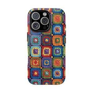Peut inclure: Une coque de téléphone colorée avec un motif patchwork. La coque est recouverte d'un motif de carrés crochetés de différentes couleurs, dont le rouge, l'orange, le jaune, le vert, le bleu et le violet. La coque a une finition brillante.