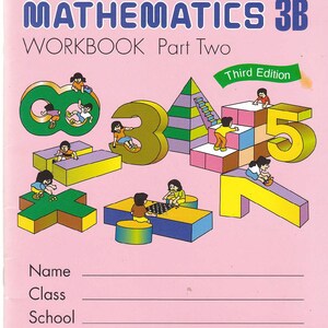 Könnte beinhalten: Ein rosa Arbeitsbuchumschlag mit dem Titel "PRIMARY MATHEMATICS 3B WORKBOOK Part Two". Das Cover zeigt farbenfrohe Illustrationen von Kindern, die auf großen Zahlen und geometrischen Formen spielen. Die Worte "Third Edition" sind ebenfalls sichtbar.