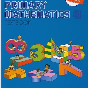 Puede incluir: Portada del libro de texto de Matemáticas Primarias 4B, edición estadounidense, sobre un fondo azul. La portada presenta números grandes y coloridos y formas geométricas con niños de dibujos animados que interactúan con ellos.