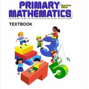 以下が含まれることがあります： 「PRIMARY MATHEMATICS TEXTBOOK」というタイトルの教科書の表紙で、漫画の子供たちと大きな数字が描かれています。表紙は青、紫、赤、黄、緑の配色です。出版社ロゴは一番下にあります。