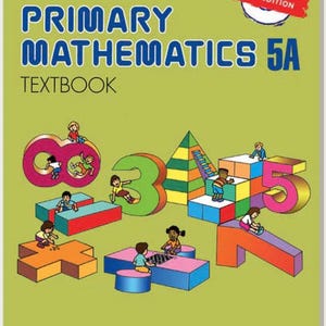 Può includere: Copertina di un libro di testo di Matematica delle elementari 5A. La copertina è verde chiaro con grandi numeri e forme geometriche colorate. I bambini sono raffigurati mentre interagiscono con i numeri e le forme. Il titolo è in grandi lettere blu.